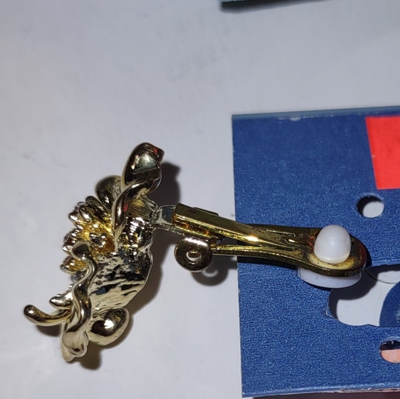 Vintage Crystal Clip-on Earrings - Picture 13 of 15